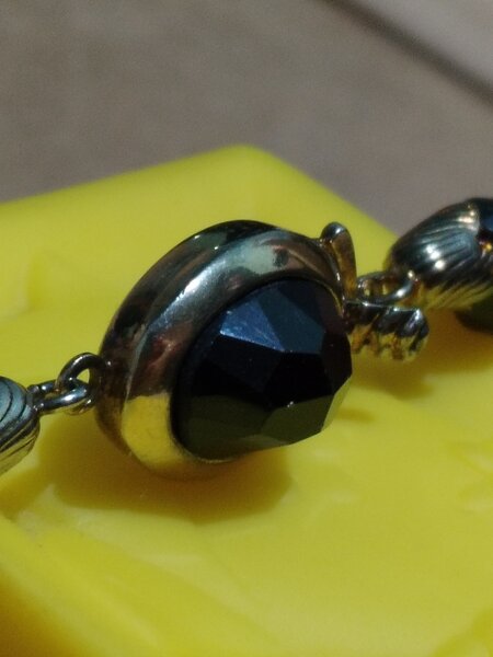 Colier vintage francez cu granate si incuietoare din argint aurit, marcate.