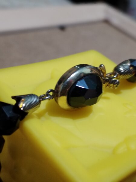 Colier vintage francez cu granate si incuietoare din argint aurit, marcate.